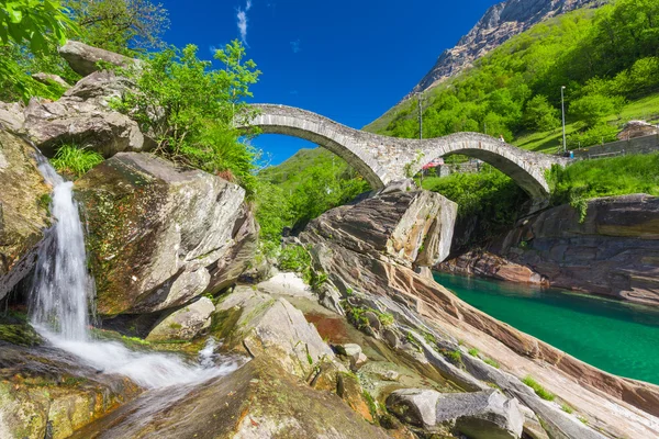 Pont en pierre à double arche à Ponte dei Salti — Photo