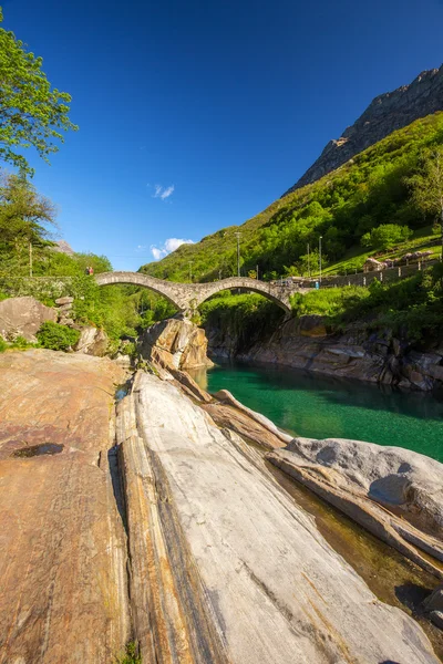 Podwójny łuk kamienny most w Ponte dei Salti — Zdjęcie stockowe