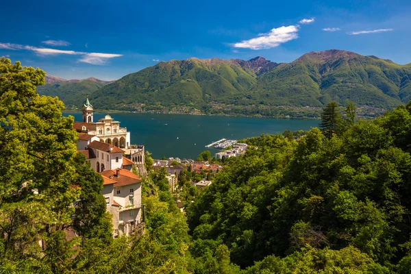 Igreja de Madonna del Sasso acima da cidade de Locarno — Fotografia de Stock