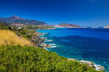 Lile Rousse yakınındaki kıyı şeridi