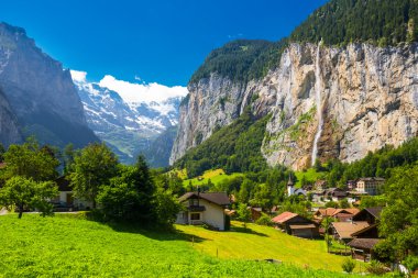 Lauterbrunnen Vadisi ile şelale