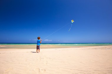 Uçurtmayla oynayan çocuk