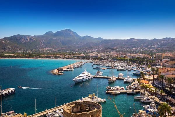 Calvi strand en oude stad — Stockfoto