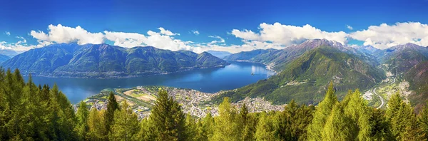Locarno-stad en het Lago Maggiore — Stockfoto