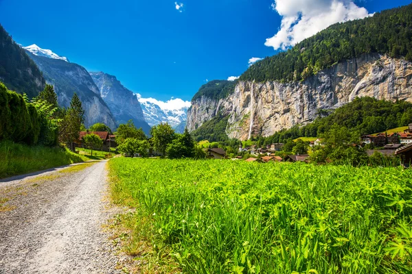 Lauterbrunnen valley with waterfall — Stock Photo, Image