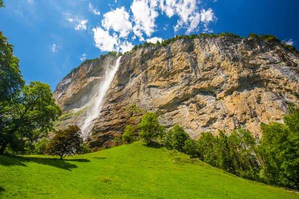 Lauterbrunnen lembah dengan air terjun — Stok Foto