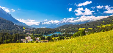 İsviçre Alpleri'nde Haidisee ile Lenzerheide köyü