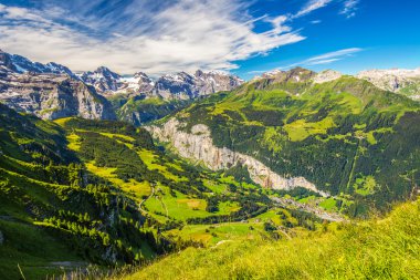 Muhteşem şelale ile Lauterbrunnen vadisi