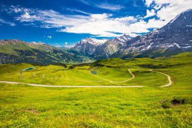 İsviçre Alpleri'ndeki Mannlichen'den Grindelwald