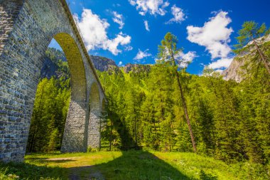 Albula geçidinde Landwasser Viyadüğü köprüsü 