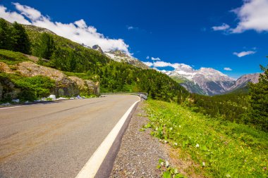 Sankt Moritz yakınlarındaki Albula geçidi yolu