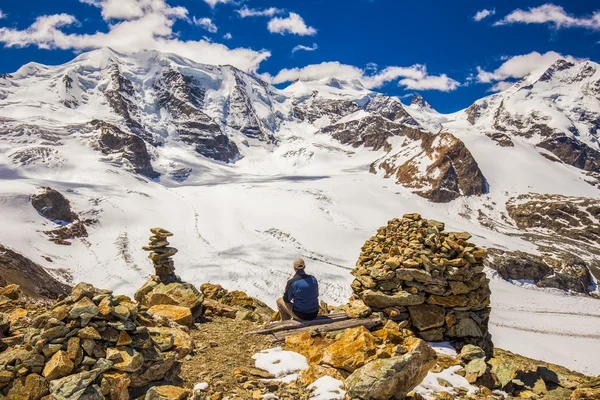 Man enjoying the view of Bernina massive — Stock Photo, Image