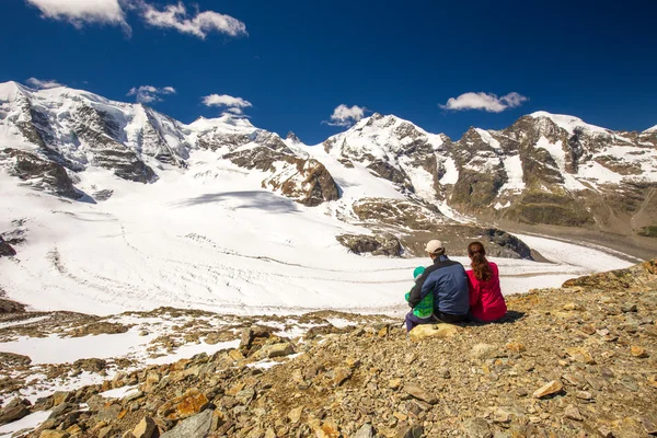 Famille bénéficiant d'une vue sur le glacier Morteratsch — Photo