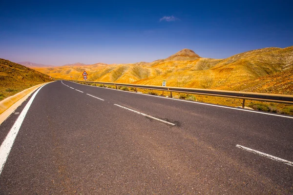 Fuerteventura'nın vulkanik dağlarında yol — Stok fotoğraf