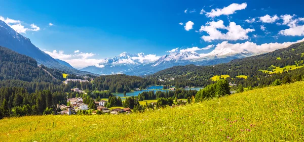 หมู่บ้าน Lenzerheide กับ Haidisee ในเทือกเขาแอลป์สวิส — ภาพถ่ายสต็อก