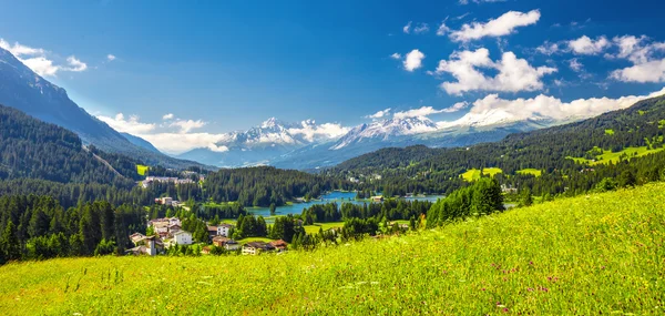 Pueblo de Lenzerheide con Haidisee en los Alpes suizos — Foto de Stock