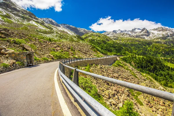 Sankt Moritz yakınlarındaki Albula geçidi yolu — Stok fotoğraf