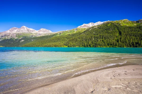 Sandstrand vid sjön Silvaplana — Stockfoto