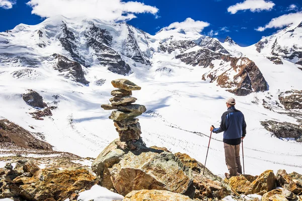 Man njuter av utsikten över Morteratsch glaciär — Stockfoto