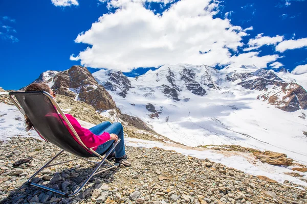 Woman enjoying the view of Morteratsch glacier — Stock Photo, Image