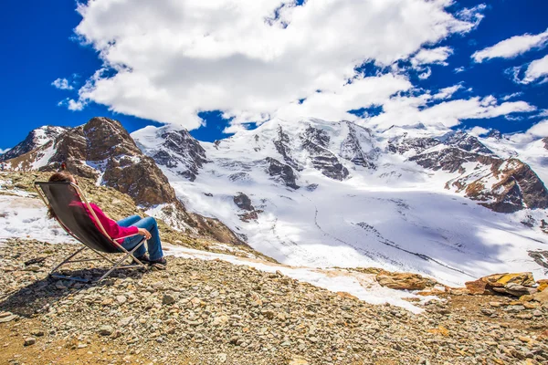 Woman enjoying the view of Morteratsch glacier — Stock Photo, Image
