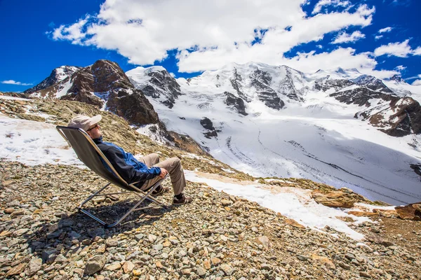 Man enjoying the view of Morteratsch glacier — Stock Photo, Image