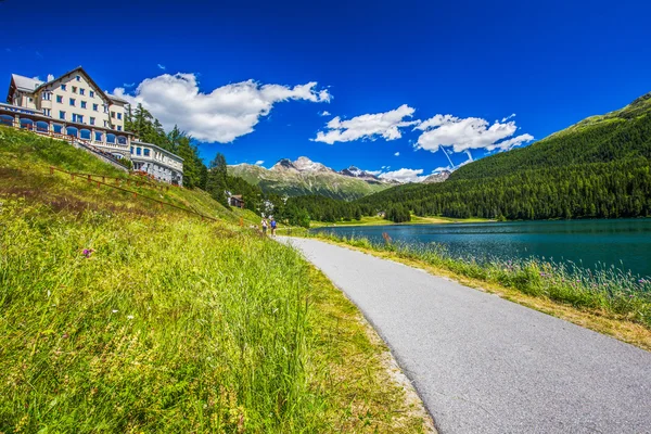 Spaziergänger am Sankt Moritzsee — Stockfoto