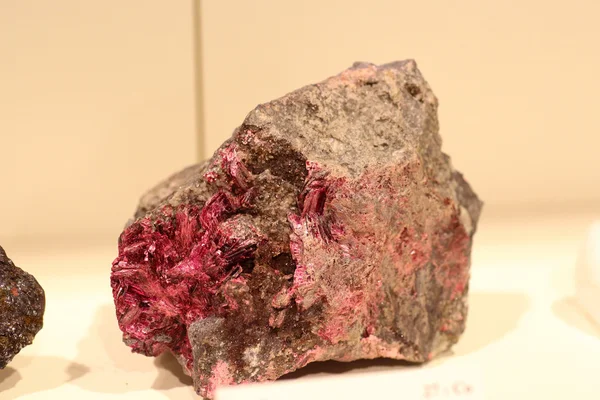 Erythrite taş (doğal arka plan izole)