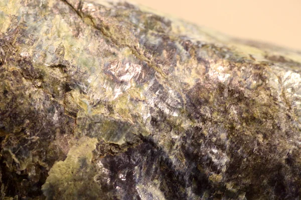Serpentinite izole (doğal renkli taş) — Stok fotoğraf