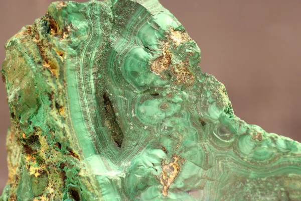 Batu malachite terisolasi — Stok Foto