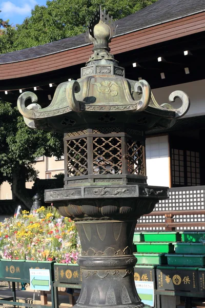 Japanska orientaliska järn trädgård lykta i kyoto, japan — Stockfoto
