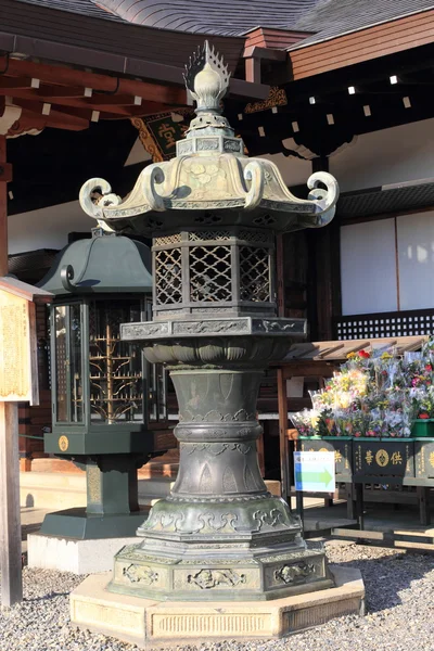 Lanterna de jardim de ferro oriental japonês em Kyoto, Japão — Fotografia de Stock
