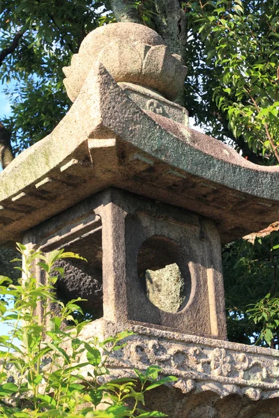 Lanterne japonaise de jardin en pierre orientale à Kyoto, Japon — Photo
