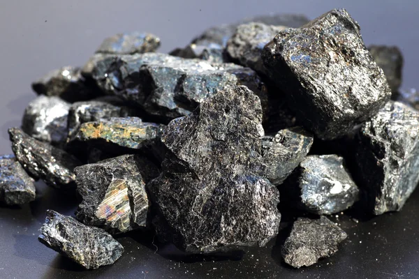 Siyah tourmaline bir aquamarin kristal siyah arka plan