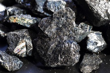Siyah tourmaline bir aquamarin kristal siyah arka plan