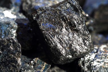 Siyah tourmaline bir aquamarin kristal siyah arka plan