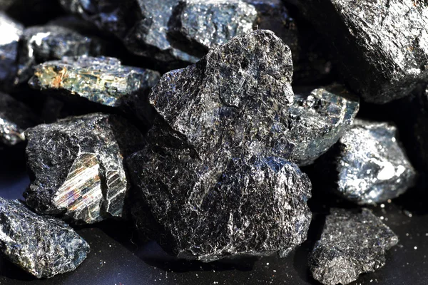 Siyah tourmaline bir aquamarin kristal siyah arka plan