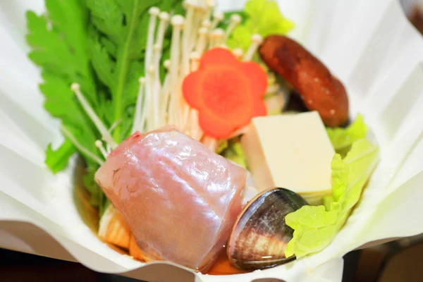 日本造纸工艺火锅与鱼类，蔬菜 — 图库照片