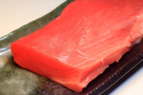 Ton balıklı sashimi yiyecek Japonya'da — Stok fotoğraf