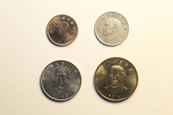 Kolikot Taiwanin dollari (valkoinen tausta ) — kuvapankkivalokuva