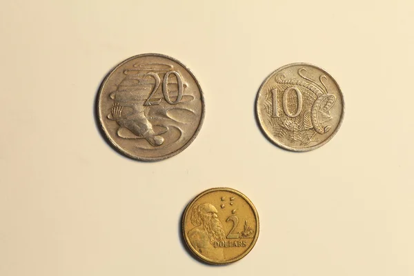 Monede de Dolar Australia (fundal alb ) — Fotografie, imagine de stoc