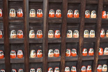 Daruma veya kırmızı boyalı şans bebeğin Japonya'da