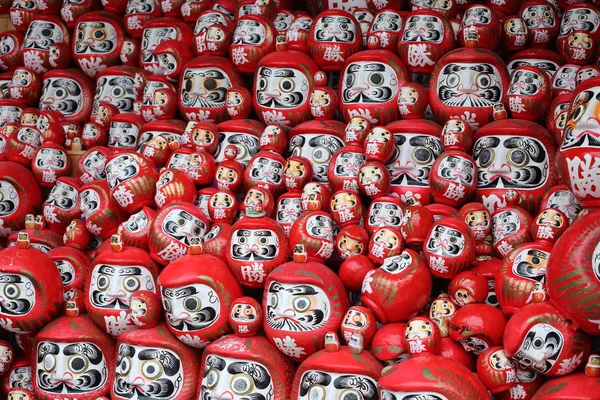 Daruma veya kırmızı boyalı şans bebeğin Japonya'da