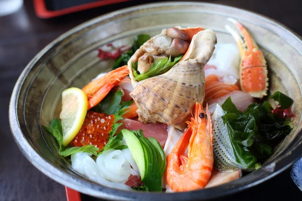 Tazón de arroz cubierto con sashimi en Japón — Foto de Stock