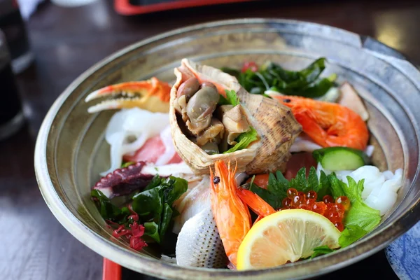 Tazón de arroz cubierto con sashimi en Japón — Foto de Stock