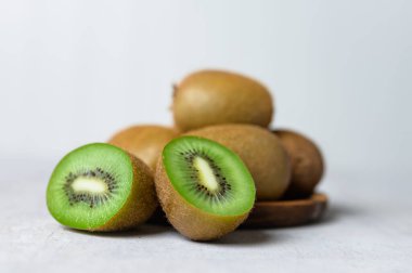 kivi ahşap tabakta, beyaz arka plan