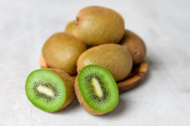 kivi ahşap tabakta, beyaz arka plan