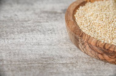 Süper yiyecekler - beyaz kinoa tohumları