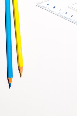 Kalem ve Ruller üzerinde beyaz kağıt