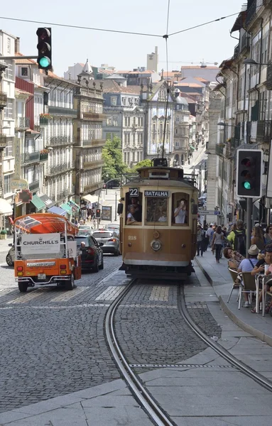 Straßenbahn in der clerigos Straße — Stockfoto